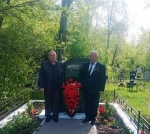 У братских могил...